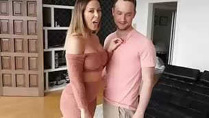 妈妈找到了一个男孩来满足她的肛门幻想