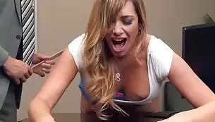 usando pau duro para educar MILF secretária loira