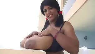 几个巨大的乳房提供给乌木玩