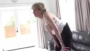 英国熟妇喜欢将她的乳头绑起来并夹紧乳头